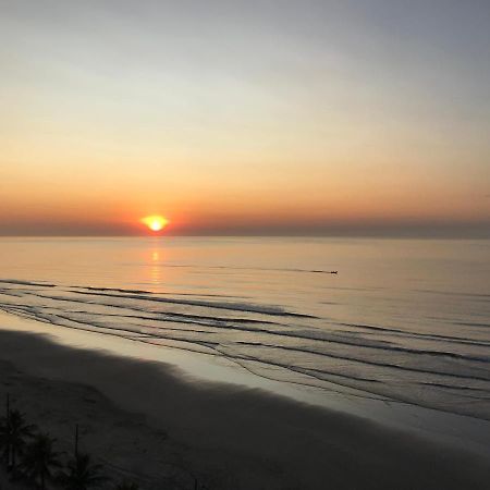 Mongaguá com vista para o Mar pé na areia Exterior foto